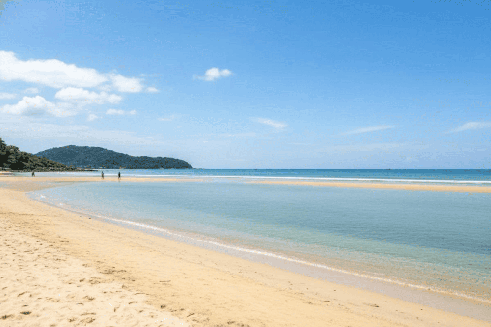 B&atilde;i biển Quỳnh Phương (c&aacute;ch trung t&acirc;m khoảng 2km)